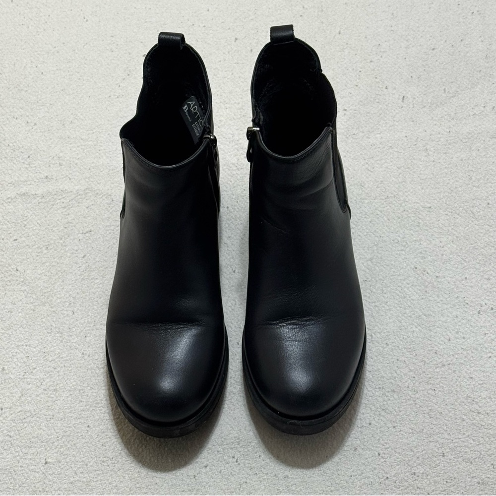 ARTICA Black Leather Ankle Chelsea Style Boots - Size 7.5/8